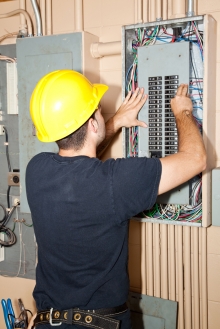 Image illustrant un électricien de Laval qui remplace un panneau électrique
