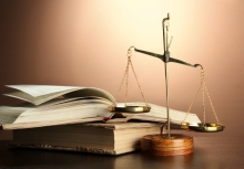Photo de la balance de justice et livres de droits illustrant la justice