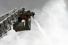Pompiers éteignant un incendie d'usine