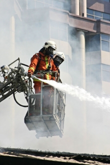 Pompiers à l'oeuvre éteignant un feu d'immeuble à logements