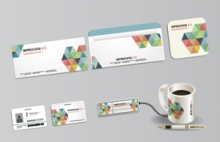 Infographie exemple de cartes d'affaires, d'étiquettes, carton publicitaire, et stylo personnalisé